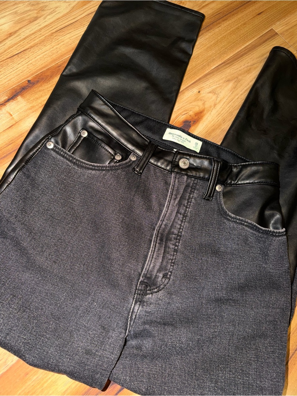 Abercrombie & Fitch Curve Love! Mixed Media Jeans! Size 26 - Picture 3 of 4